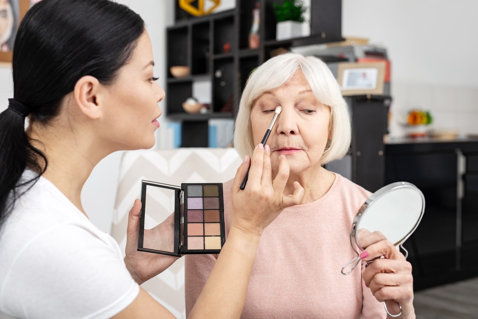 Mit einer Behandlung im Beauty-Salon bringst Du Deine Oma im wahrsten Sinne zum Strahlen.