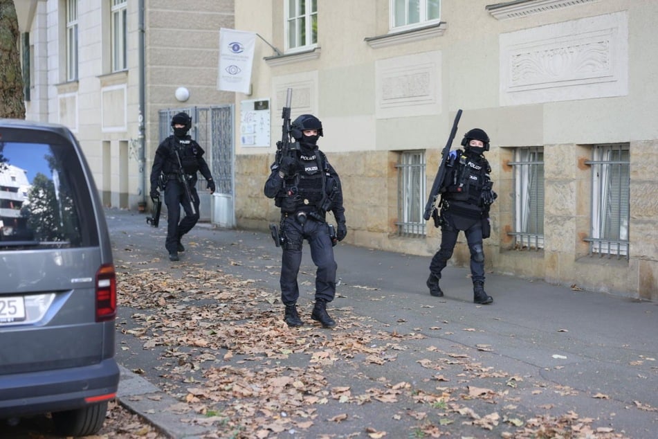 Schwer bewaffnete Polizisten einer Einheit für lebensbedrohliche Einsatzlagen rückten an.