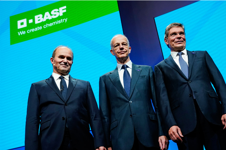 Martin Brudermüller (v.l.n.r.), Vorstandsvorsitzender des Chemiekonzerns BASF, Kurt Bock, Vorsitzender des Aufsichtsrats der BASF SE, und Hans-Ulrich Engel, Finanzvorstand des Chemiekonzerns BASF, stehen auf dem Podium.