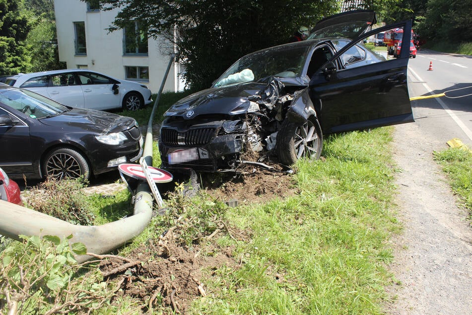 Vier auf einen Streich: Rentner räumt parkende Autos ab!