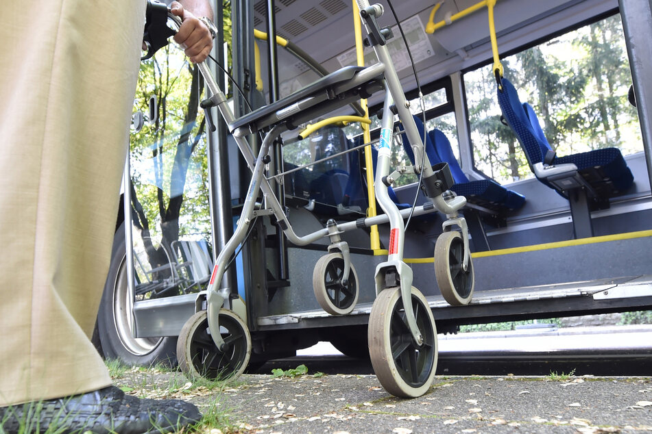 Senioren im Ilm-Kreis können ab Sommer zu einem sehr günstigen Preis mit dem öffentlichen Personennahverkehr fahren. (Symbolfoto)
