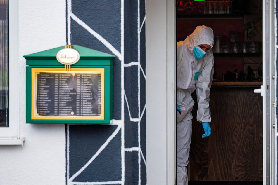 Am Tatort werden Spuren gesichert. Die Maßnahmen dauerten auch am Nachmittag noch an.