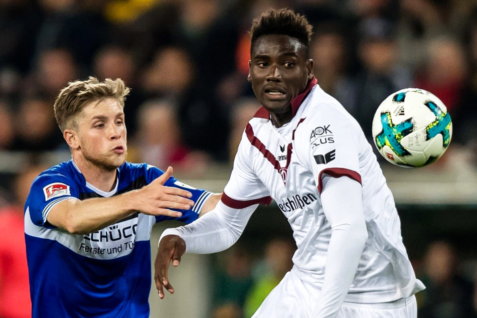 Patrick Weihrauch (l.) in der Saison 2017/18 im Duell mit dem damaligen Dynamo-Stürmer Peniel Mlapa.