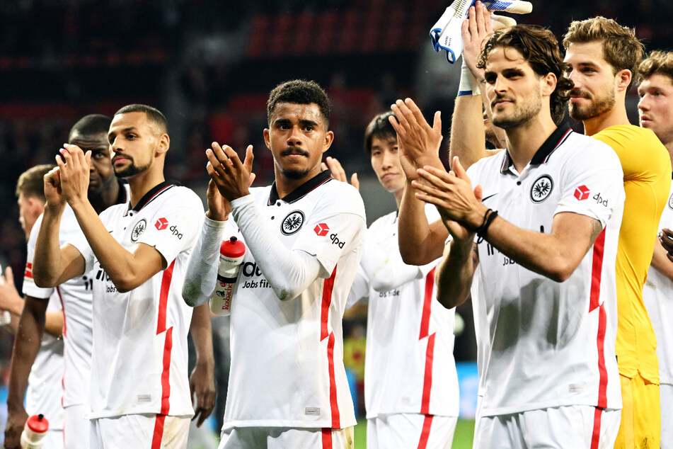 Frankfurts Spieler applaudieren mit den Fans nach der 0:2-Niederlage gegen Bayer 04 Leverkusen.