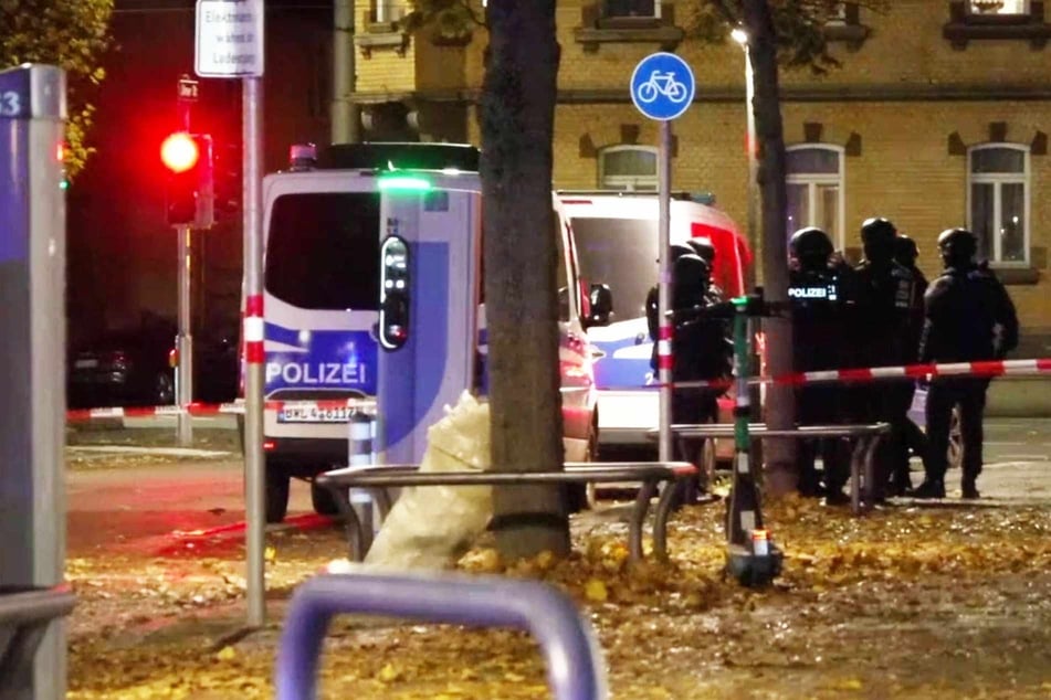 Messerangriff in Stuttgart: Zwei Verdächtige auf der Flucht, 20-Jähriger verletzt