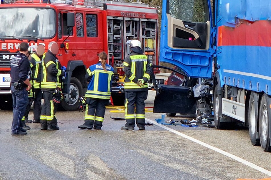 Auto und Lkw krachen frontal ineinander: Landstraße voll gesperrt