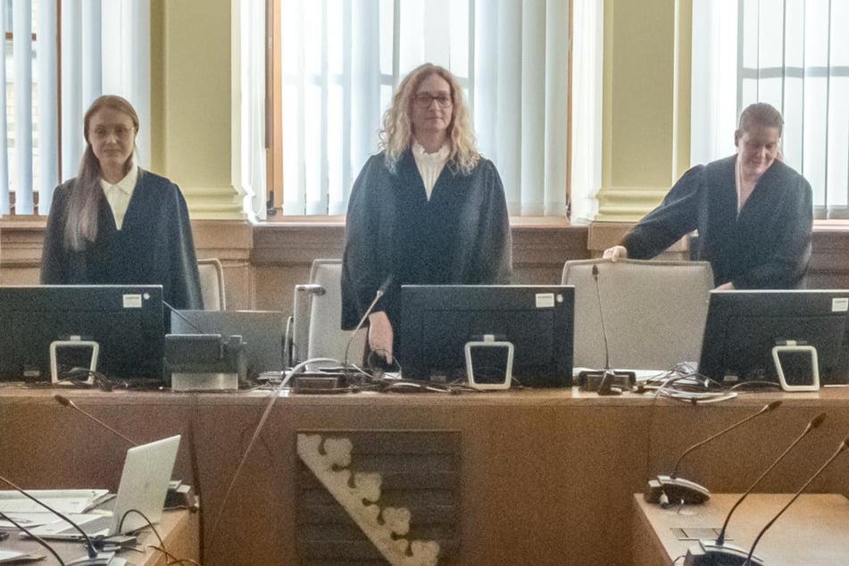 Zum Prozessauftakt hatte die Vorsitzende Richterin Antje Schiller (M.) den Angeklagten von der Verhandlung ausgeschlossen.