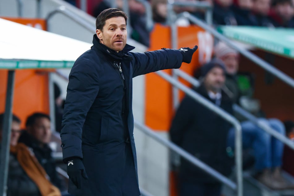 Hier gehts lang Richtung Tabellenspitze: Bayer-Coach Xabi Alonso (43) sah einen überzeugenden Auftritt seiner Mannschaft in Augsburg.