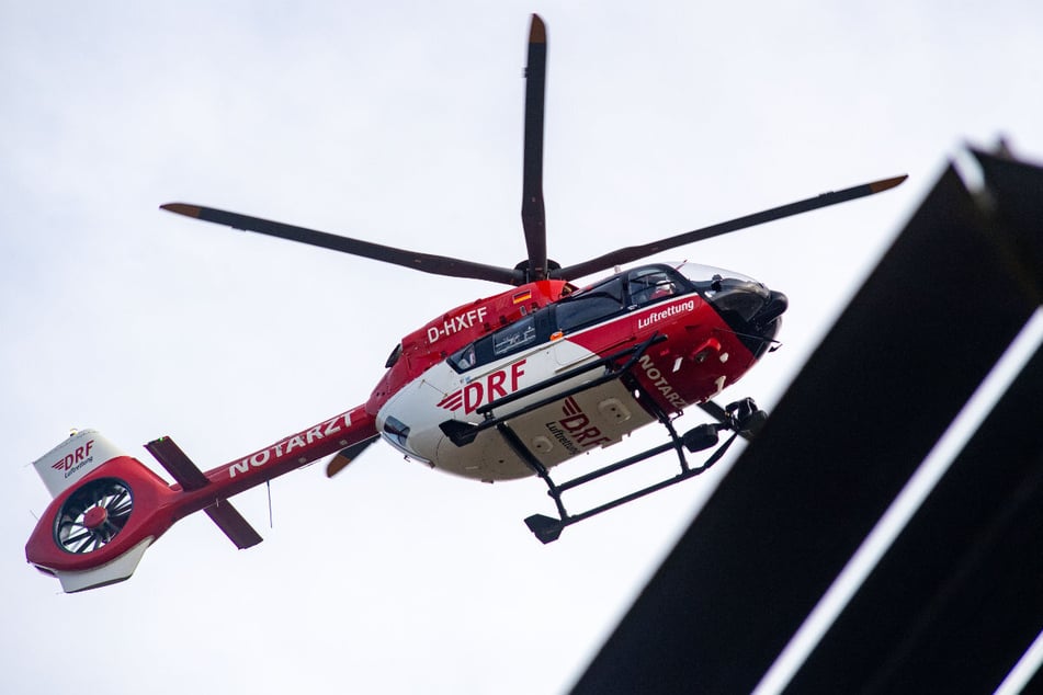 Der 39-Jährige wurde nicht lebensgefährlich verletzt. Ein Hubschrauber brachte ihn in eine Klinik. (Symbolbild)