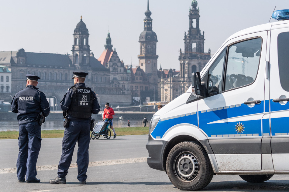Polizisten stehen zur Beobachtung auf dem Elberadweg am Königsufer in Dresden.