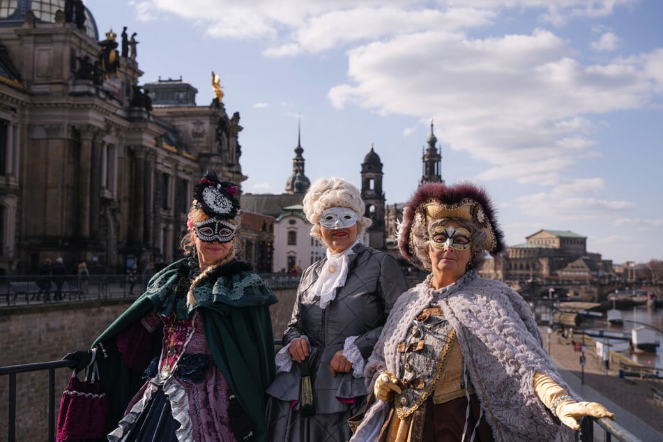 Nicht wundern, sondern staunen, wenn barocke Maskenträger durch Dresden flanieren - dann ist Elbvenezianischer Carneval.