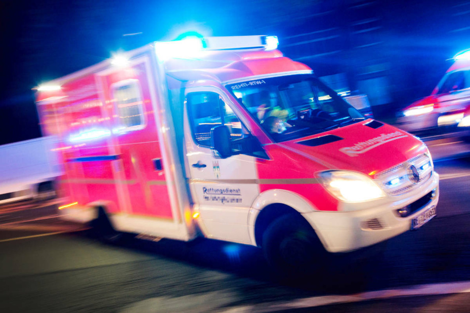 Die drei Verletzten mussten nach dem Unfall in Berlin-Tempelhof mit dem Rettungswagen in ein Krankenhaus gebracht werden. (Symbolfoto)
