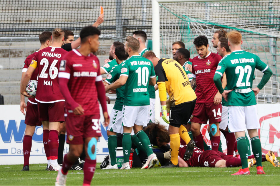 Harte Entscheidung: Schiedsrichter Max Burda zückt die Rote Karte für Ryan Malone.