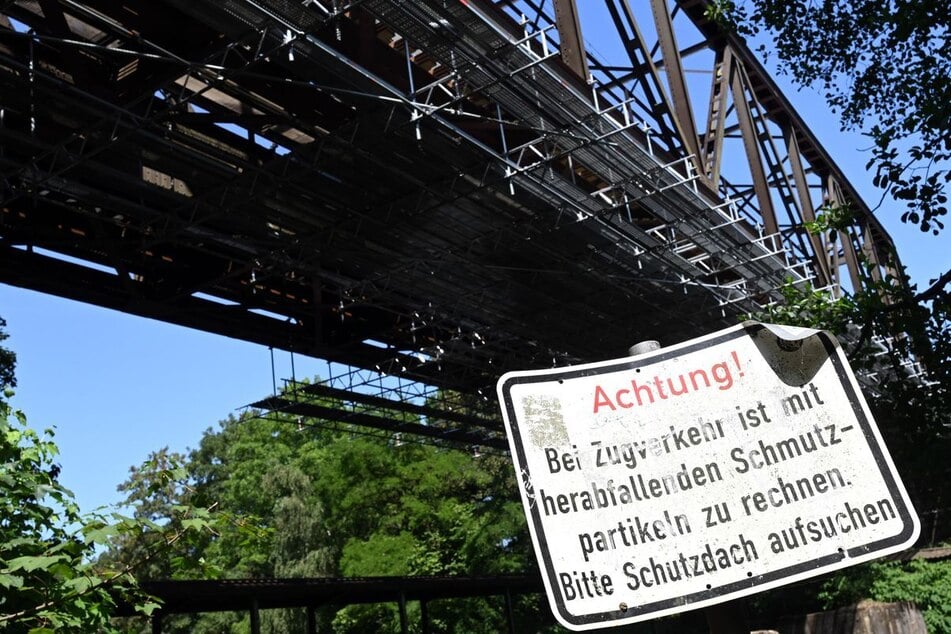 Die marode Brücke über der Wupper bei Leverkusen-Opladen sorgt dafür, dass die frisch sanierte Bahnstrecke vorerst nur eingleisig befahrbar ist.