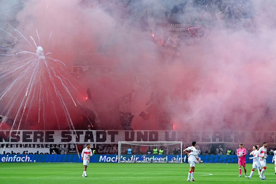 Aufgrund der vielen Pyrotechnik wurde das Spiel zwischen Eintracht Frankfurt und dem VfB Stuttgart damals erst mit einer rund sechsminütigen Verspätung angepfiffen.