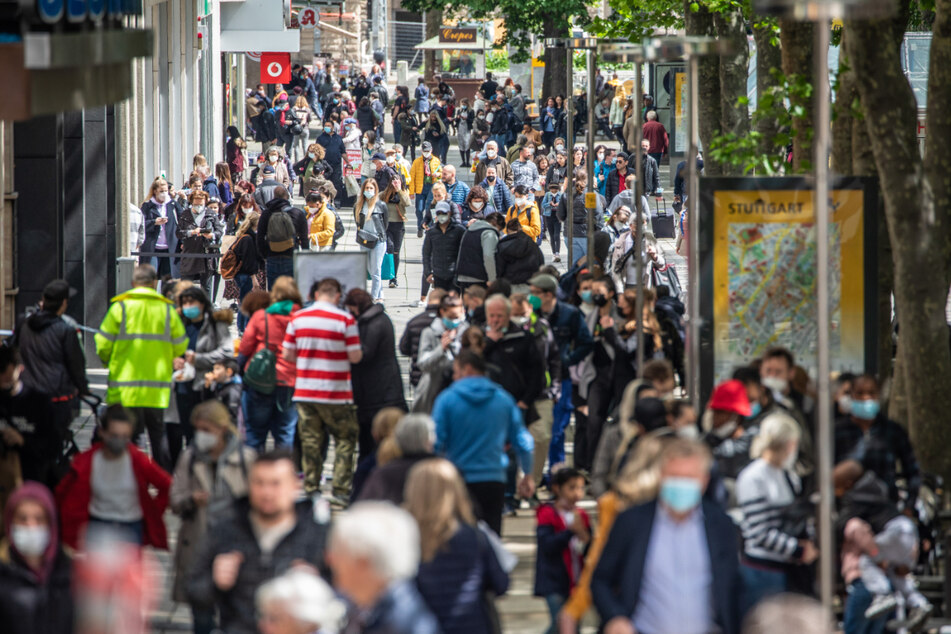 Menschen gehen über die Stuttgarter Einkaufsmeile Königstraße. Die Warnstreiks im baden-württembergischen Einzelhandel dauern an, unter anderem sind Kaufland-, H&M- und Zara-Filialen in Stuttgart betroffen.