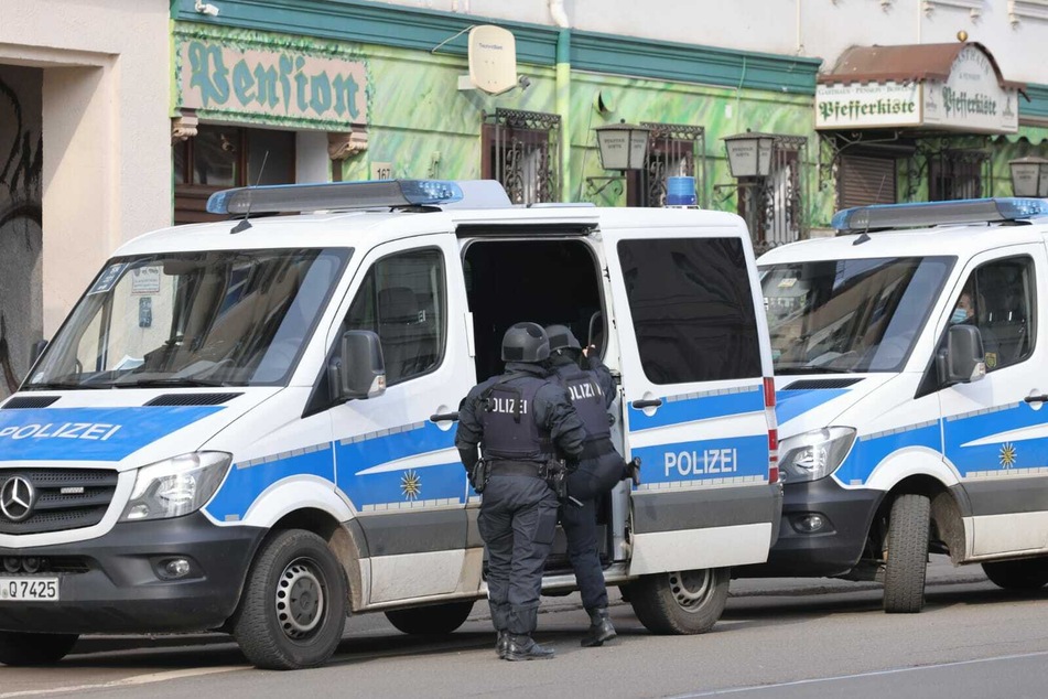 Polizeiwagen stehen vor einem Gebäude im Leipziger Osten. Gegen elf Uhr startete dort ein größerer Einsatz.