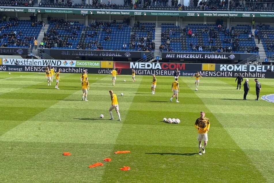 Dynamo Dresden macht sich auf dem Platz warm.