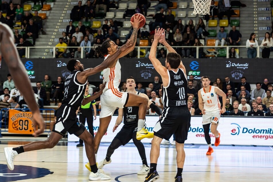 Überragend! Niners-Spieler Kevin Yebo (am Ball) war mit 33 Punkten der beste Werfer der Chemnitzer.