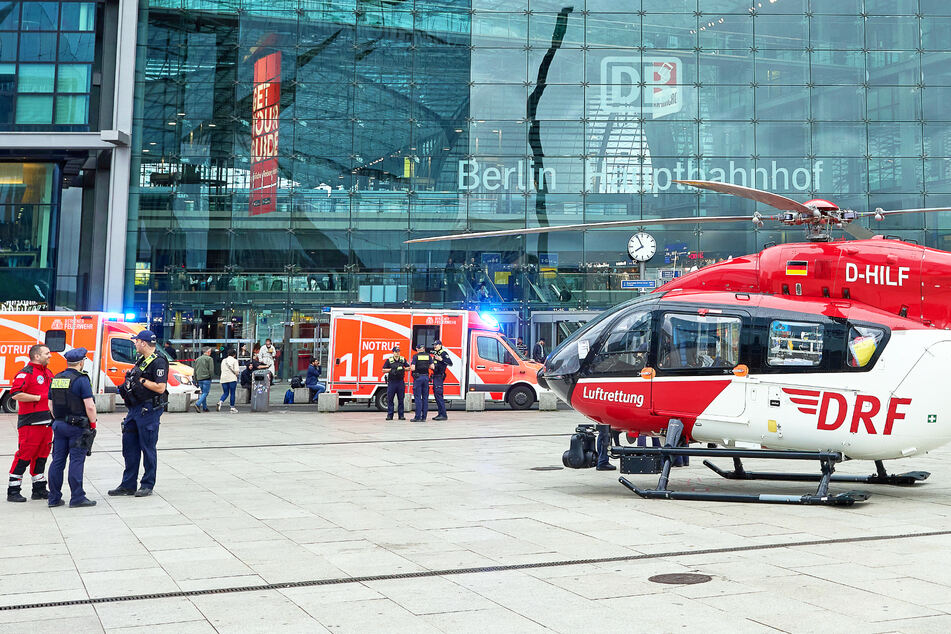 Ein Großaufgebot an Rettungskräften ist am Abend am Berliner Hauptbahnhof im Einsatz.