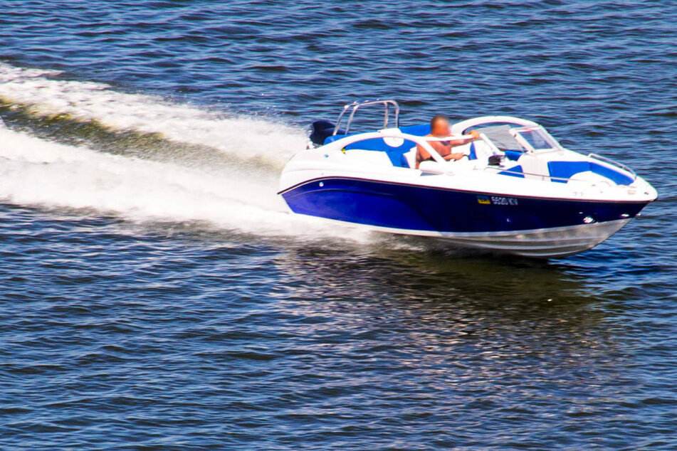 Auf dem Zierker See in Neustrelitz hat am Samstagabend ein 29 Jahre alter Mann mit einem ausgeliehenen Motorboot zwei Familien auf Flößen bedrängt und belästigt. (Symbolfoto)