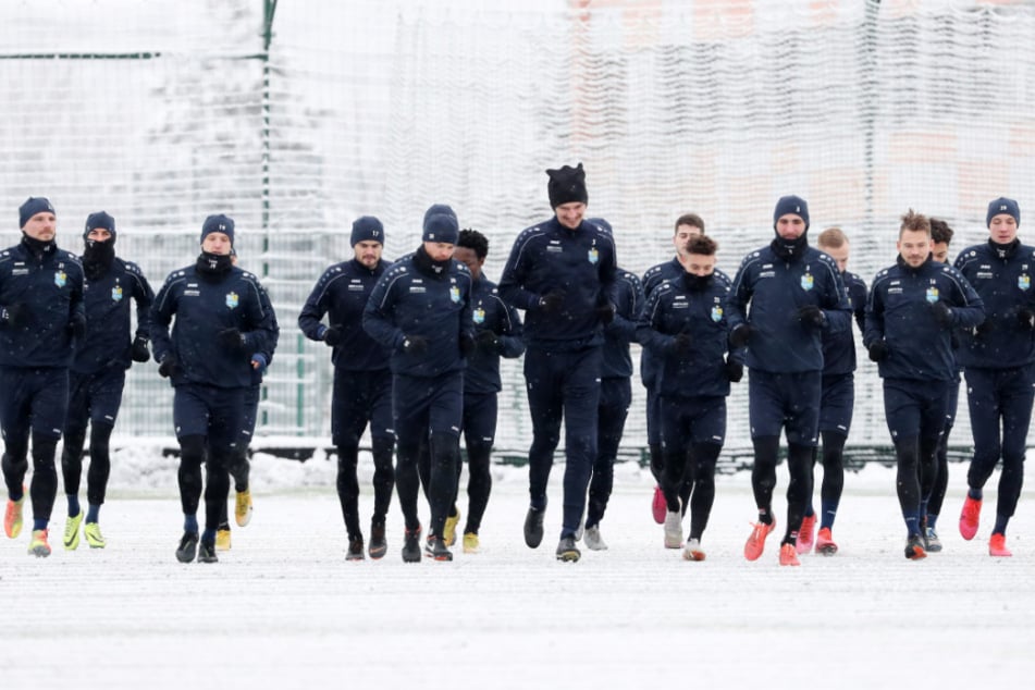 Training auf verschneitem Kunstrasen. Mehr ist die Himmelblauen derzeit nicht möglich.