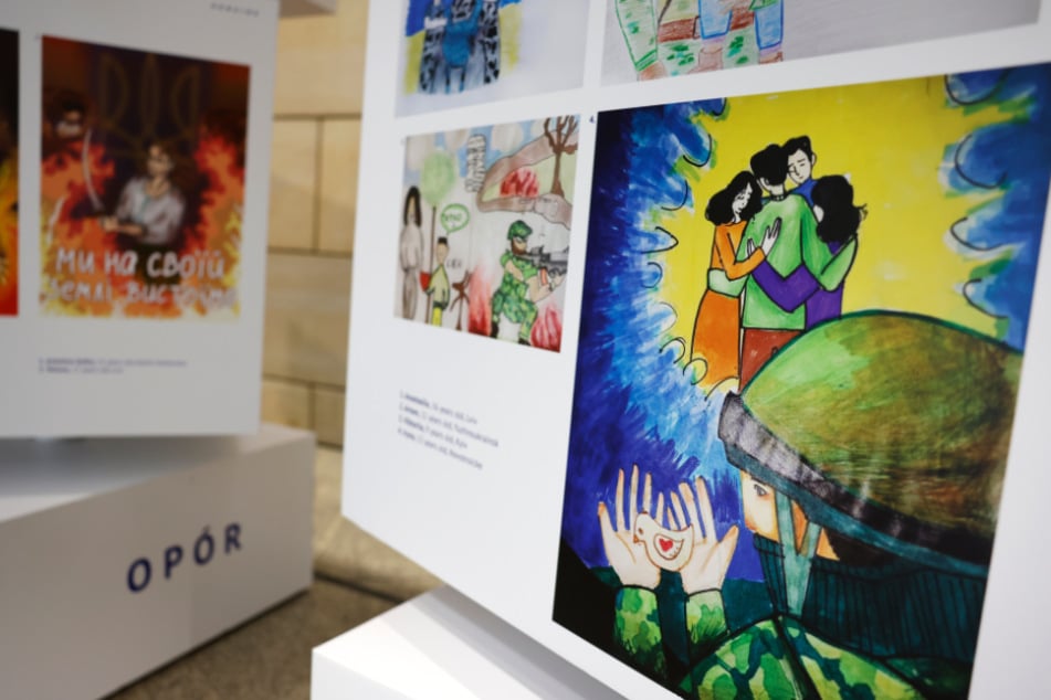 Rund 100 Zeichnungen werden momentan im NRW-Landtag ausgestellt und sollen die Gefühlswelt einiger ukrainischer Kinder versinnbildlichen.