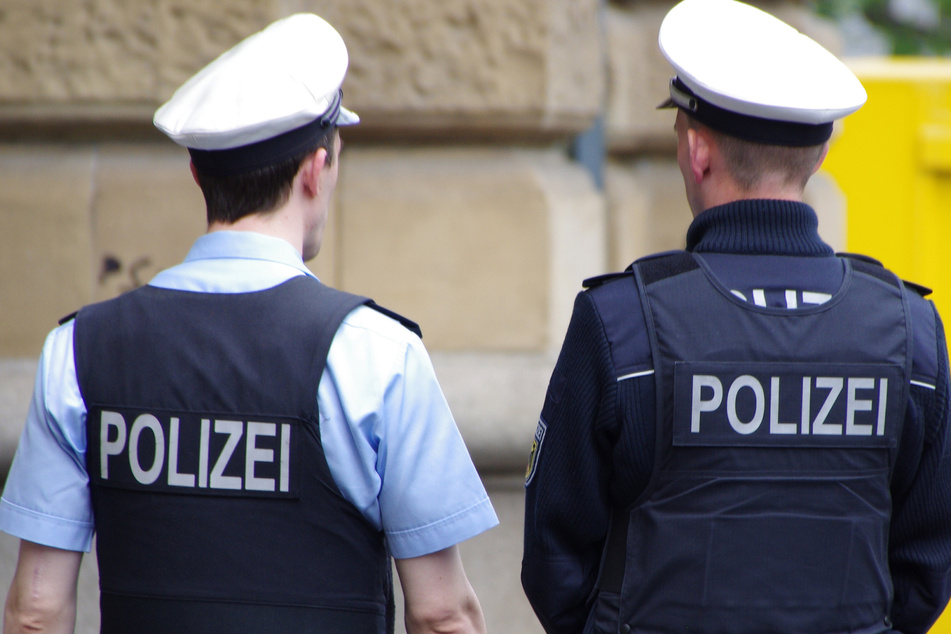 Die Polizei fahndet nach einem Mann, der eine 22-Jährige in Magdeburg überfallen hatte. (Symbolbild)