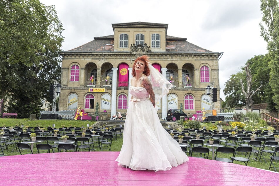 "Braut" Lucy Diakovska (48) vor der Kulisse von "Tussipark", dem Elbschloss Übigau.