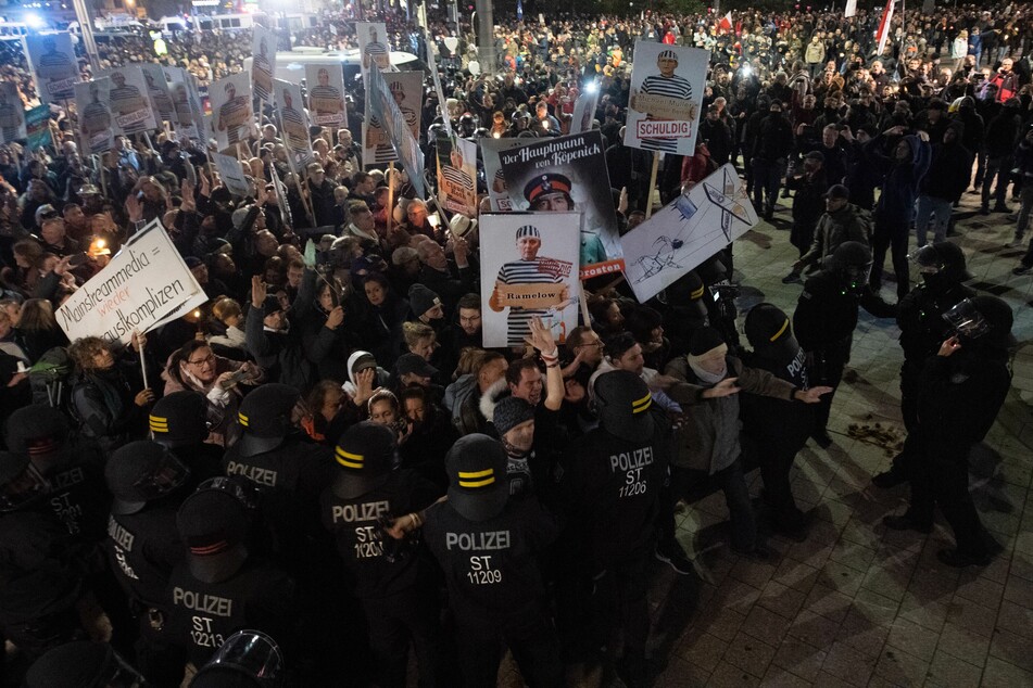 Hier protestieren im November 2020 Tausende "Querdenker" in Leipzig. Am kommenden Samstag sollen dort erneut mehrere Demonstrationen stattfinden.