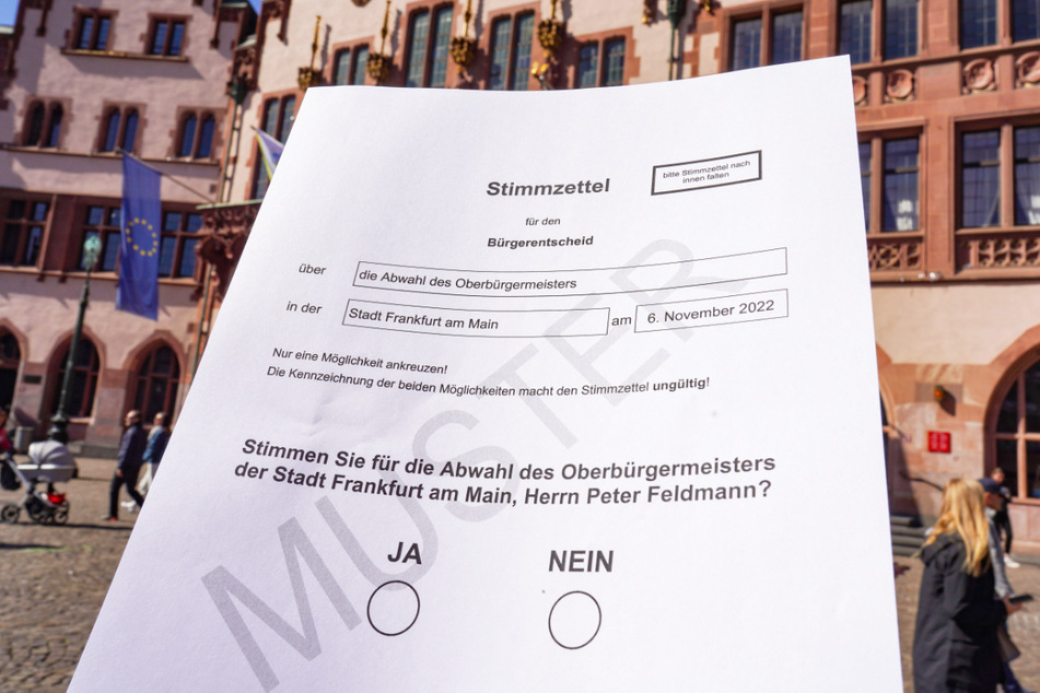 Das Foto zeigt einen Musterwahlzettel zum Bürgerentscheid zur Abwahl des Frankfurter Oberbürgermeisters Peter Feldmann (63, SPD).