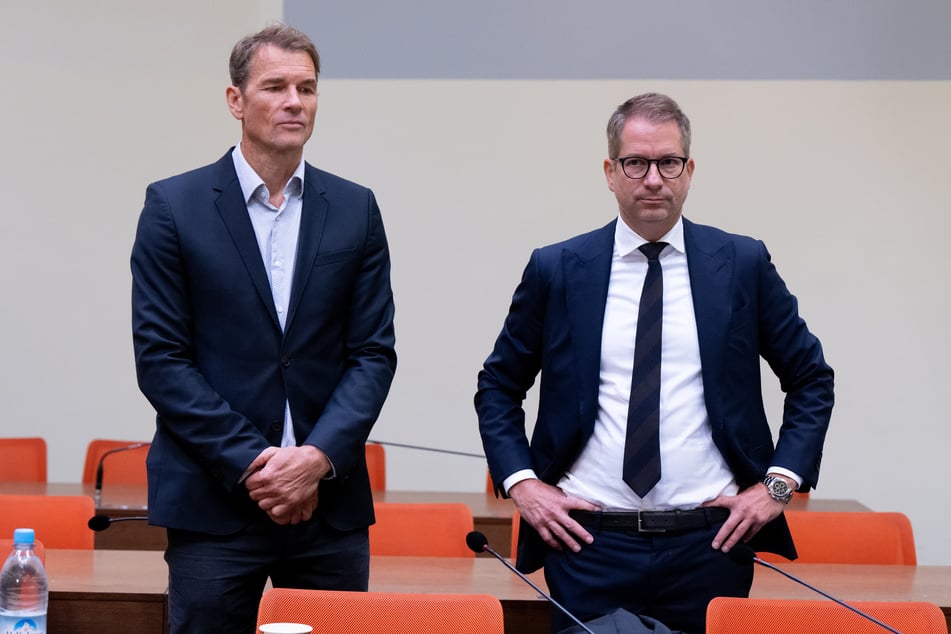 Jens Lehmann (54, l.) steht vor Beginn des Berufungsprozesses am Landgericht neben seinem Anwalt Florian Ufer.