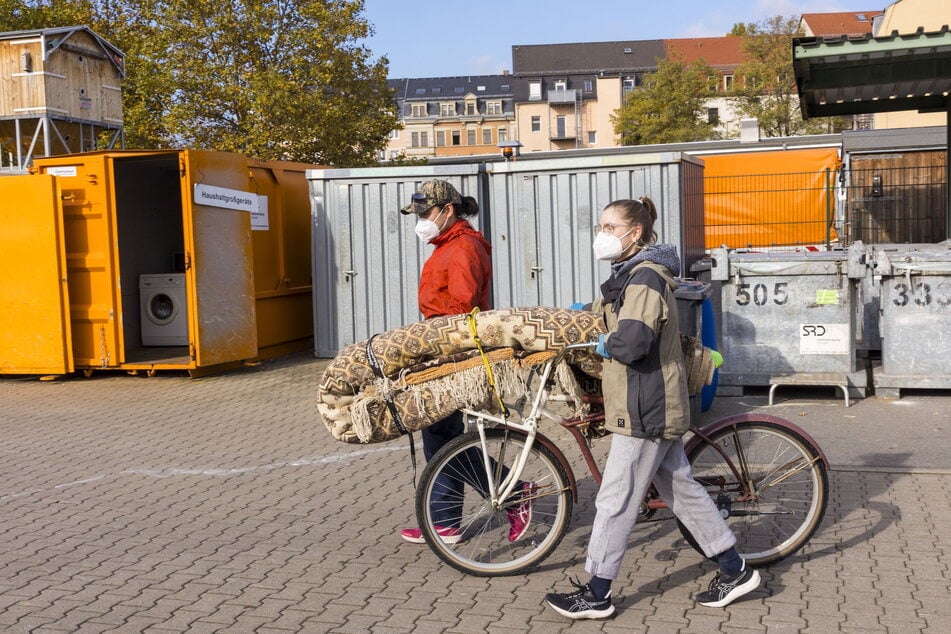 Weder Leichentransport noch Corona: Der Teppich von Claus Schöning (32) und Margarita M. (27) ist mit Schimmel befallen.