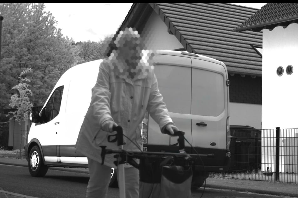 Die Polizei in Euskirchen hat bei einer Radarkontrolle eine ältere Dame mit einem Rollator geblitzt.