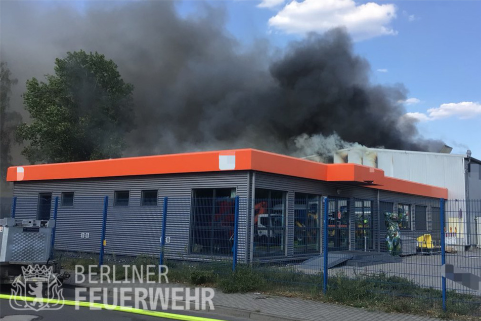 Aus einer Lagerhalle in Berlin-Spandau stieg eine dunkle Rauchschwade empor.