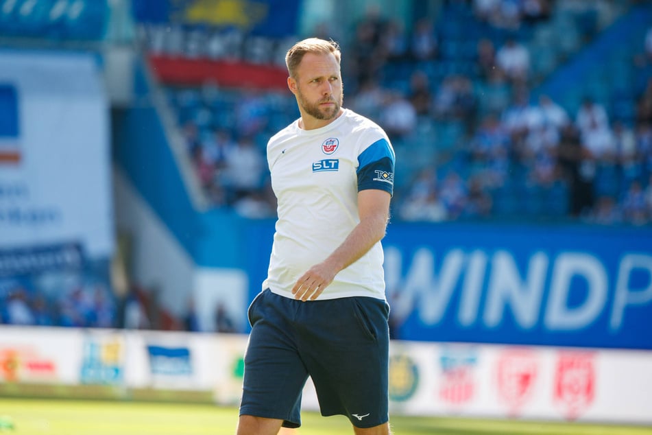Starre Miene bei Hansa-Coach Daniel Brinkmann (39) nach Abpfiff. Auf der Kogge lastet ein gehöriger Aufstiegsdruck.