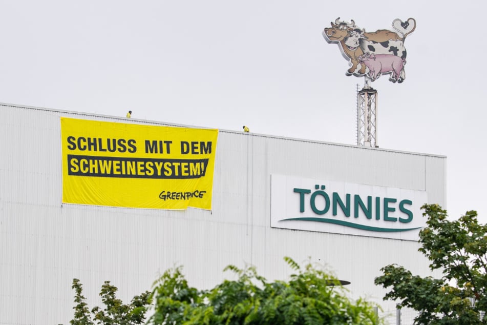 Greenpeace-Aktivisten haben ein Banner an der Tönnies-Fabrik angebracht.