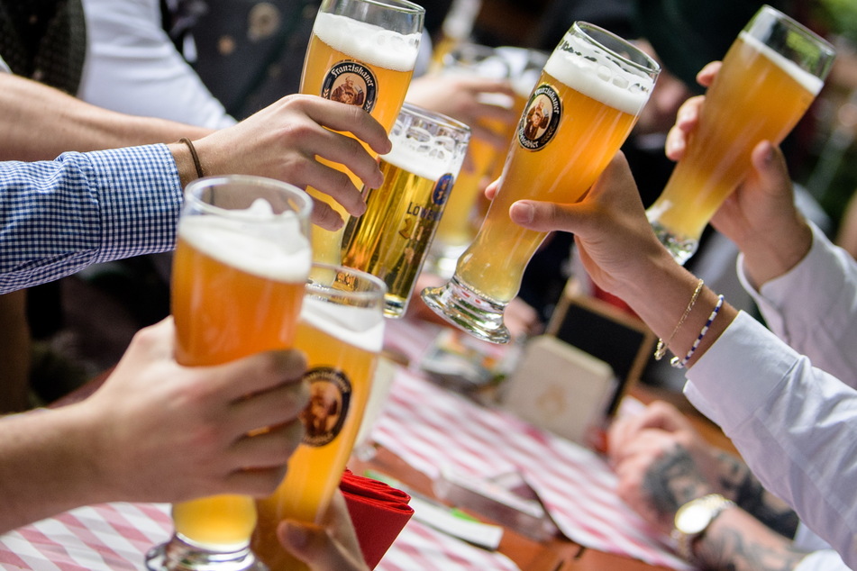 Hoch die Gläser! Wenn die Inzidenz weiterhin unter 100 bleibt, darf die Außengastronomie in der Messestadt ab dem 14. Mai wieder öffnen.