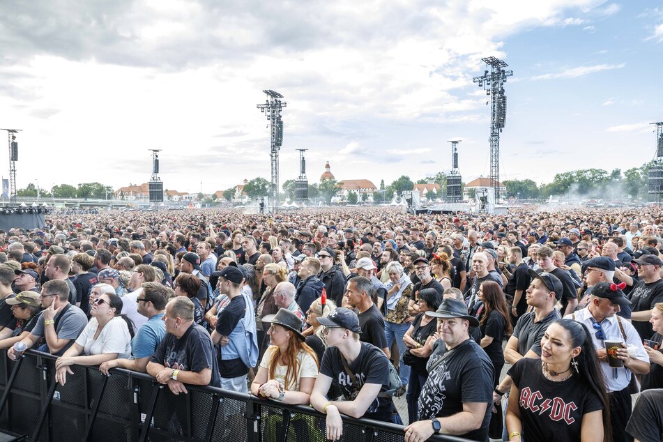 Tausende Fans freuten sich am Sonntagabend auf den Auftritt von AC/DC.