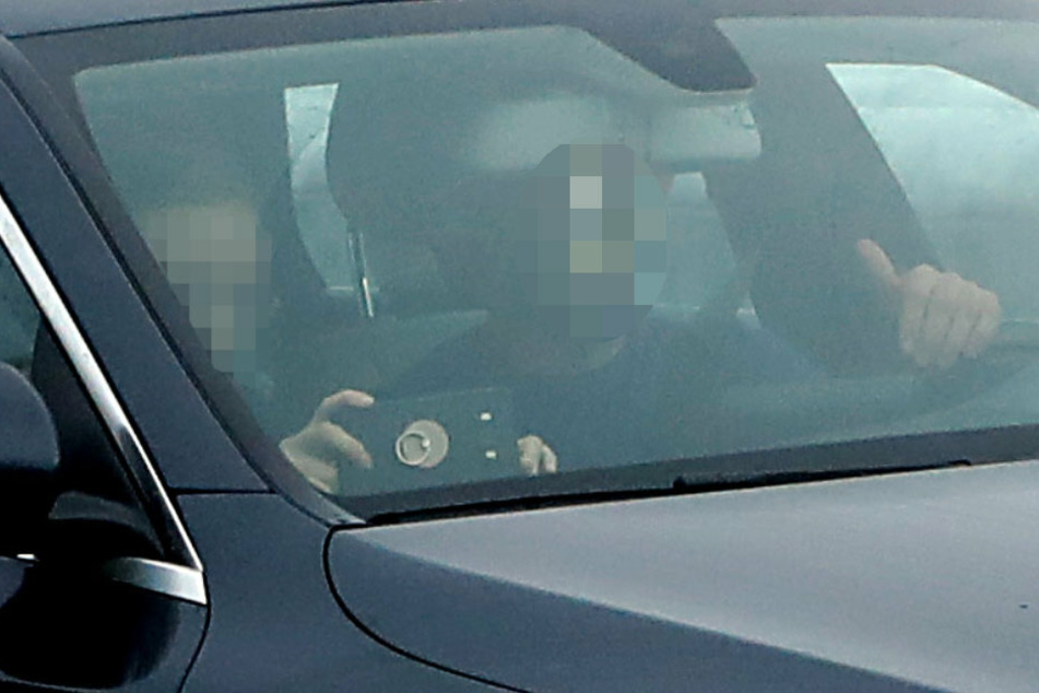 Einige fuhren an der Unfallstelle vorbei und machten Handyfotos.