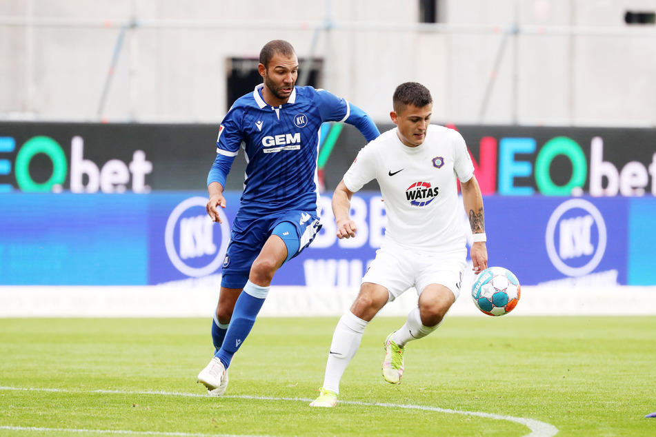 Antonio Jonjic (l.) versucht die Pille vor Karlsruhes Abwehrkante Daniel Gordon abzuschirmen.