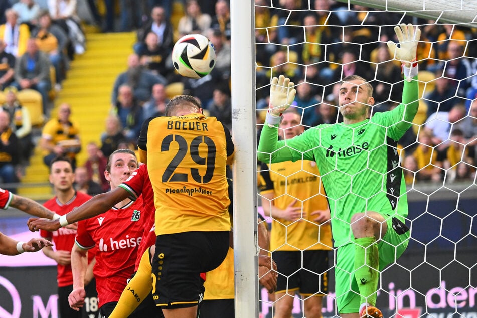 Lukas Boeder köpft Hannover-Keeper Toni Stahl aus kurzer Distanz an.