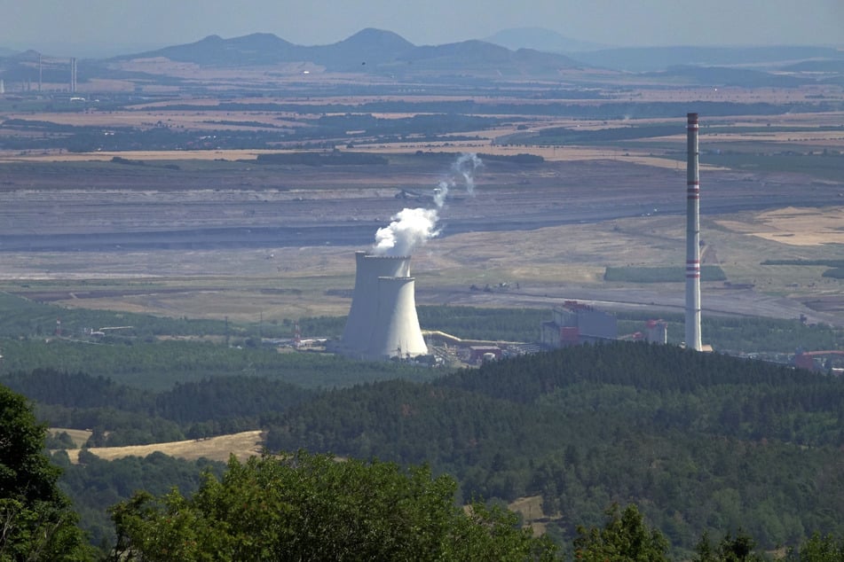 Das Mini-AKW soll auf dem Gelände des bestehenden Kohlekraftwerks Tušimice errichtet werden - etwa 17 km von der Grenze zu Deutschland entfernt.
