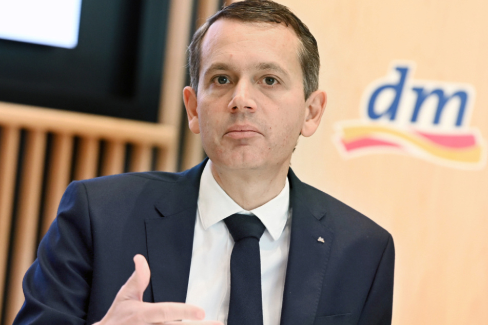Christoph Werner, Vorsitzender der Geschäftsführung der Drogeriemarktkette dm, beantwortet bei der Jahres-Pressekonferenz des Drogeriekonzerns Fragen von Journalisten.