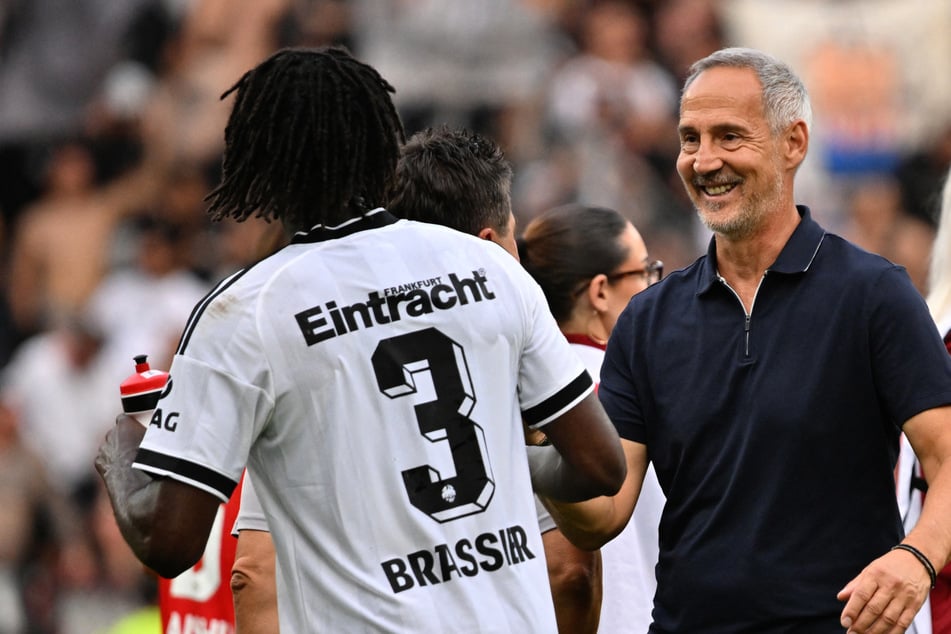 Neben Neuzugang Lilian Brassier (26, l.) setzt Hütter auf Robin Koch als feste Größe. Daneben könnten Jeremiah Maluze (21) oder Nnamdi Collins (22) verteidigen.
