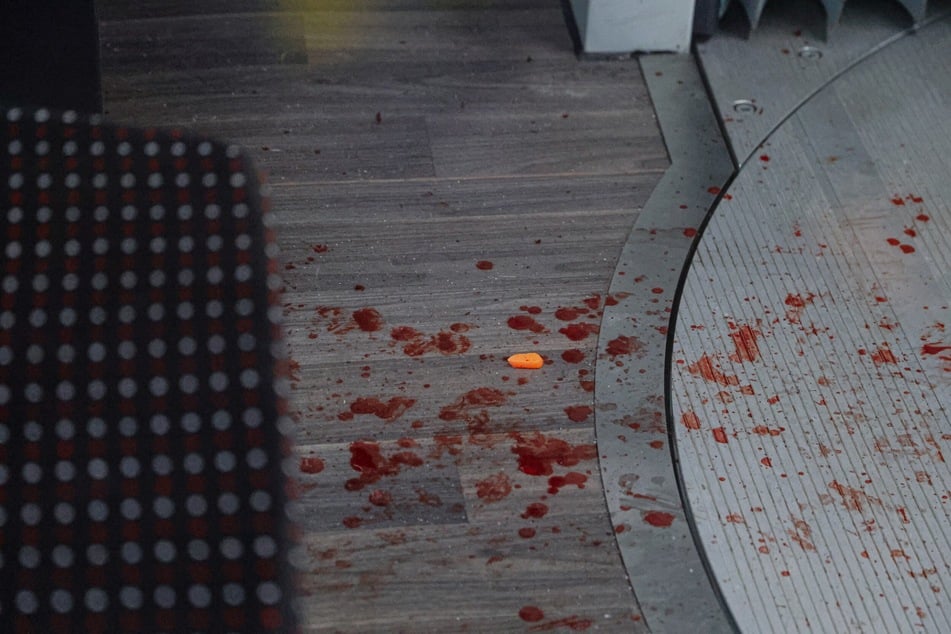In dem Bus sind die Blutspuren noch zu erkennen.