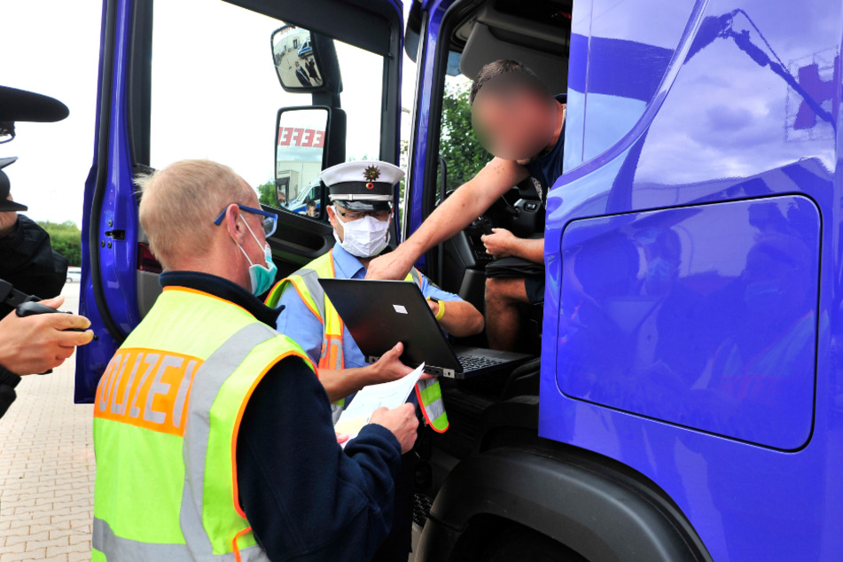 Dieser polnische Trucker (44) konnte seinen aus der Luft gefilmten Verkehrsverstoß am Laptop sehen.