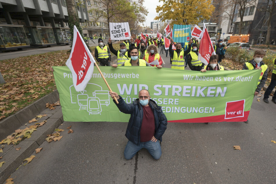 Die Streikenden ziehen durch Stuttgart.