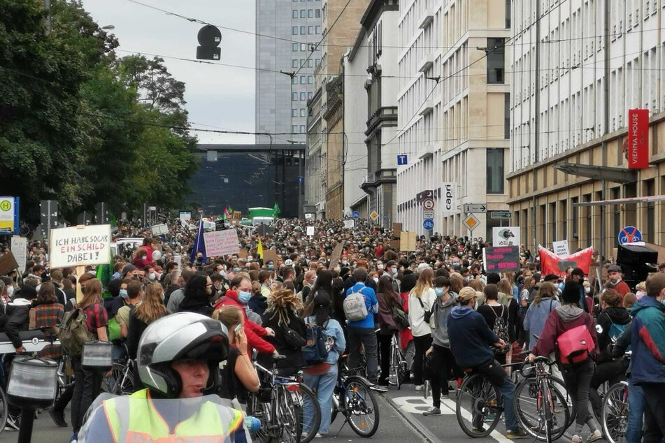 Auf der Goethestraße befinden sich Tausende Teilnehmer.