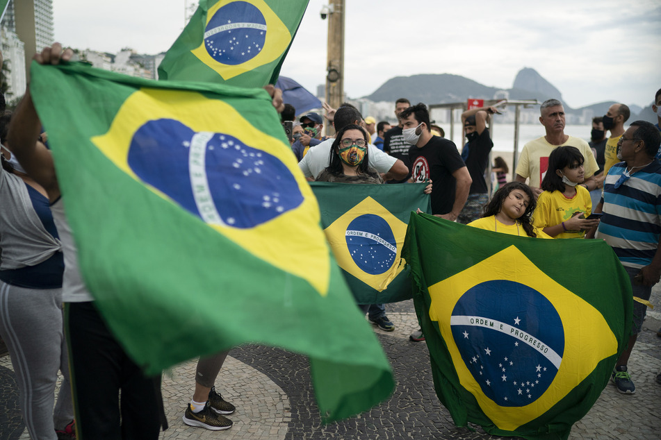Demonstranten nehmen an einer Protestkundgebung zur Unterstützung des brasilianischen Präsidenten Bolsonaro teil. Nachdem die Marke von 500.000 Corona-Infizierten überschritten wurde, bekamen Bolsonaros Anhänger Widerstand von Bürgern, die an der Copacabana regelmäßig das Oberste Gericht, den Kongress und Maßnahmen gegen das Virus kritisieren.